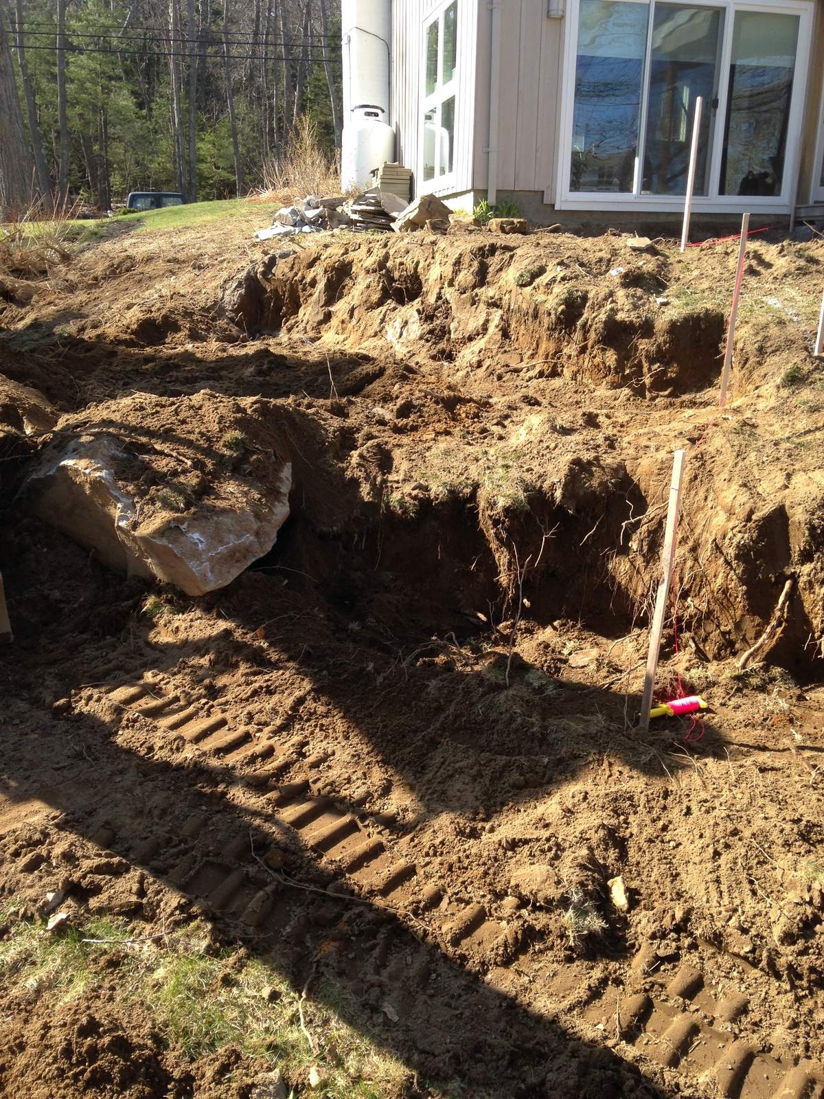 Excavated slope before the retaining wall